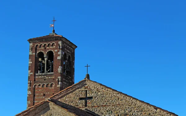 Belfry Tető Tetején Egy Olasz Román Stílusú Egyházi Komplexum — Stock Fotó