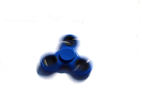 Rotationsblauer Fidget Spinner Auf Weißem Hintergrund — Stockfoto