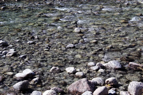 浅瀬の山の小川の花崗岩 — ストック写真