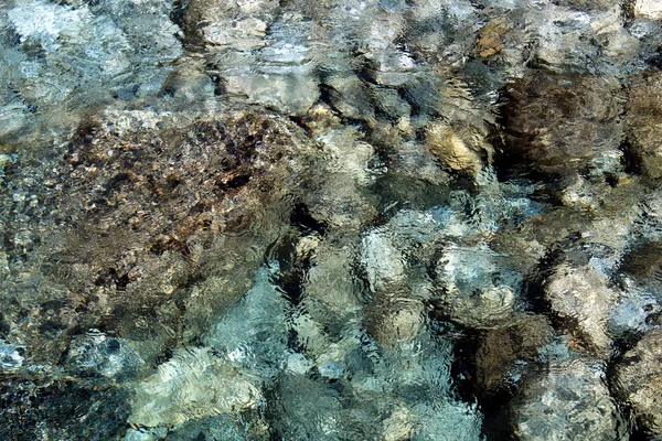 結晶性水山の小川の水中小石 — ストック写真