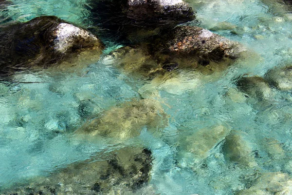 岩と山の小川の結晶性水 — ストック写真