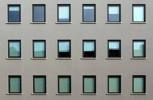 Téglalap Alakú Ablakok Textúrája Egy Modern Épület Homlokzatán — Stock Fotó
