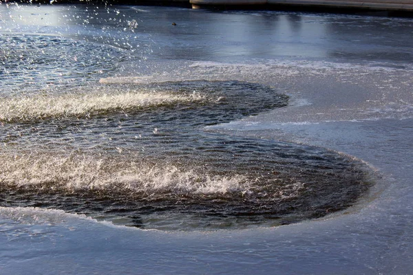 氷の上に心を作り出す水 — ストック写真