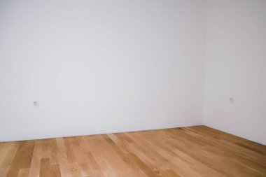 Yeni parke zemini olan boş bir oda. Ahşap zeminli boş beyaz oda