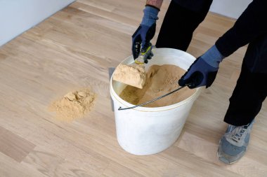 Ana parke. Parke harç hazırlığı. Karıştırıcı diş teli, cila ve küçük bir tahta karışımı. Vernikleme öncesi aşama