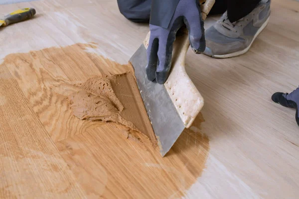 Parquet Maestro Con Espátula Mano Preparación Material Lechada Parquet Retenedor — Foto de Stock