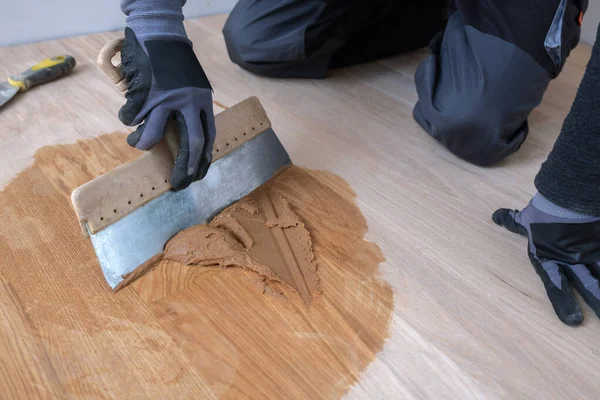 Parquet Maestro Con Espátula Mano Preparación Material Lechada Parquet Retenedor — Foto de Stock