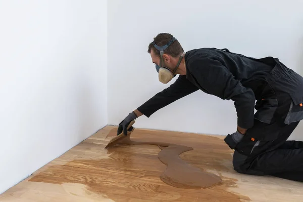 Maestro Carpintero Con Guantes Rejuntando Parquet Madera Fase Tras Fase — Foto de Stock