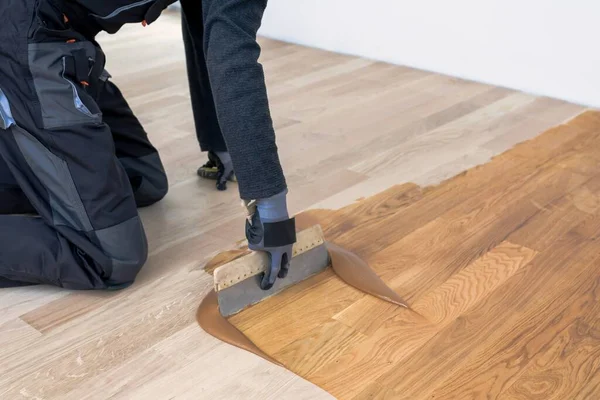 Maestro Carpintero Con Guantes Rejuntando Parquet Madera Fase Tras Fase — Foto de Stock