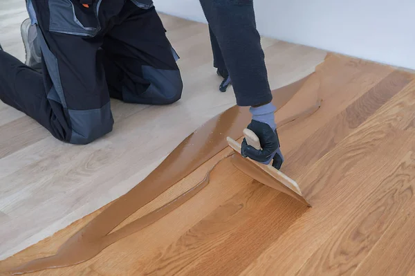 Trabajador Con Guantes Rejuntando Parquet Madera Fase Tras Fase Lijado — Foto de Stock