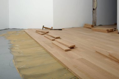 Yenilenmiş bir parke odasının inşaatı