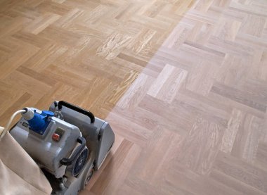 Zemini zımparalama makinesiyle zımparalıyorum. Apartmanda tamirat var. Marangoz parke ahşap parke döşeme bakım işi yapıyor.                               