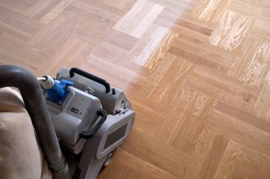 Zemini zımparalama makinesiyle zımparalıyorum. Apartmanda tamirat var. Marangoz parke ahşap parke döşeme bakım işi yapıyor.                               