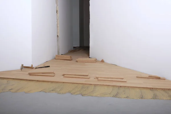 Parke için yeni bir oda kurulumunda inşaat
