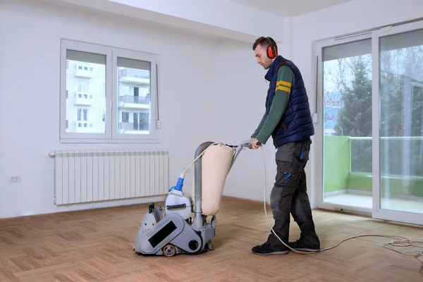 Zemini zımparalama makinesiyle zımparalıyorum. Apartmanda tamirat var. Marangoz parke ahşap parke döşeme bakım işi yapıyor.