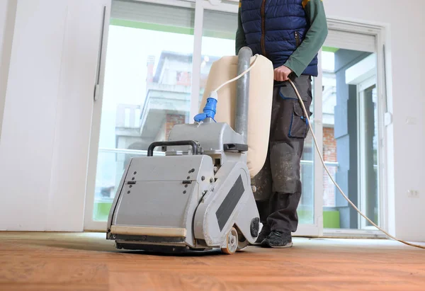 Zemini zımparalama makinesiyle zımparalıyorum. Apartmanda tamirat var. Marangoz parke ahşap parke döşeme bakım işi yapıyor.