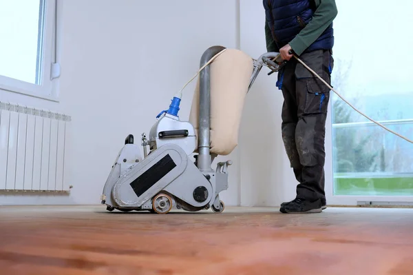 Sanding Hardwood Floor Grinding Machine Repair Apartment Carpenter Doing Parquet — Stock Photo, Image