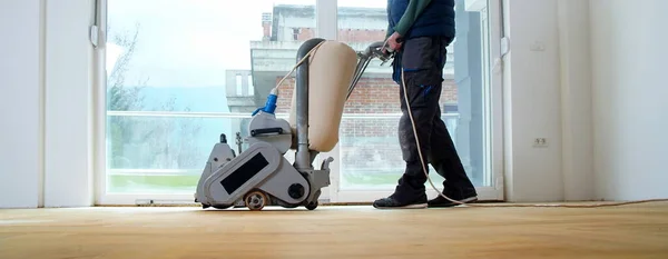 Zemini zımparalama makinesiyle zımparalıyorum. Apartmanda tamirat var. Marangoz parke ahşap parke döşeme bakım işi yapıyor.                               