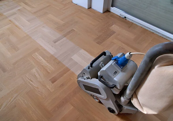 Zemini zımparalama makinesiyle zımparalıyorum. Apartmanda tamirat var. Marangoz parke ahşap parke döşeme bakım işi yapıyor.                               