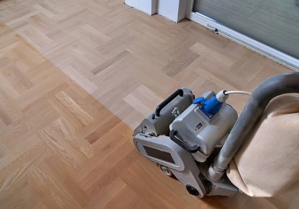 Zemini zımparalama makinesiyle zımparalıyorum. Apartmanda tamirat var. Marangoz parke ahşap parke döşeme bakım işi yapıyor.                               