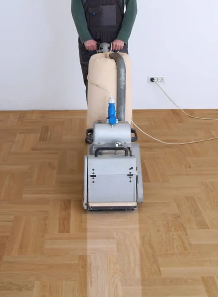 Zemini zımparalama makinesiyle zımparalıyorum. Apartmanda tamirat var. Marangoz parke ahşap parke döşeme bakım işi yapıyor.                               