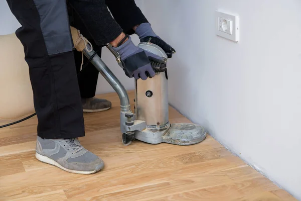 Raspar Superficie Del Suelo Con Máquina Pulir Reparación Apartamento Parquet — Foto de Stock