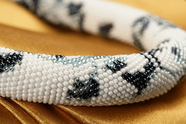 Nahaufnahme Von Perlseil Samenperlen Perlenkette Weiße Perlenkette Auf Goldenem Satin — Stockfoto