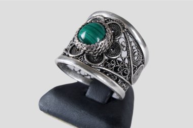 Yüzük gümüş mücevher kolyesi, el yapımı.