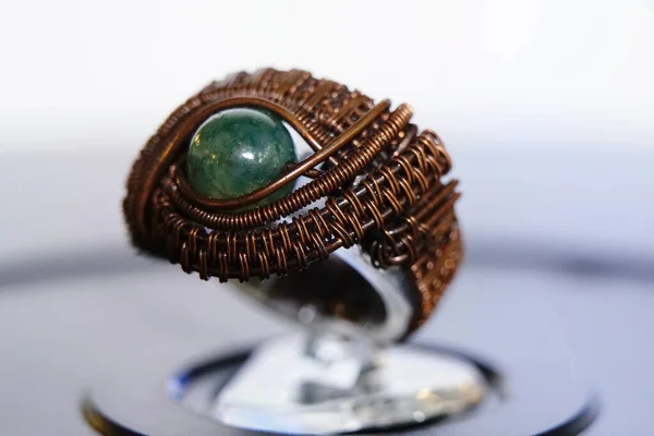 Tek Değerli Taşla Yapılmış Yapımı Bir Fıçı Yüzüğü — Stok fotoğraf