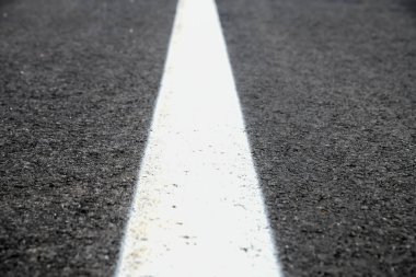 Beyaz yansıtma çizgisi olan asfalt yol dokusu. Yeni bir yol, yeni bir yüzey yeni bir asfalt yol