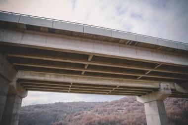 Köprünün alt manzarası. Büyük beton üstgeçit. Köprünün inşaatı. Köprü yapım halinde
