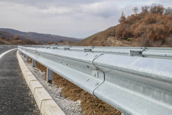 Otobanda yansıtıcı bir işaret olmadan çelik parmaklık bariyeri