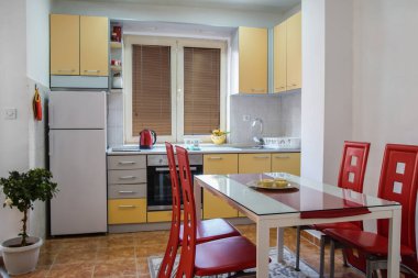 Modern mutfak ve güzel kırmızı deri sandalyeler.