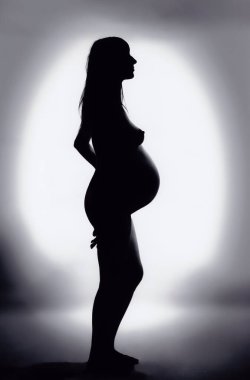 Hamile bir kadının silueti.