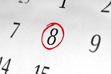 8 numaralı tarihi işaretle, kırmızı işaretli sayıya odaklan.
