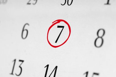 7 numaralı tarihi işaretle, kırmızı işaretli sayıya odaklan.