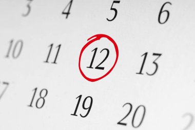 12 numaralı tarihi işaretle, kırmızı işaretli sayıya odaklan.