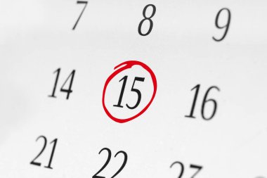 15 numaralı tarihi işaretle, kırmızı işaretli sayıya odaklan.