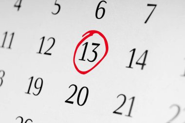 13 numaralı tarihi işaretle, kırmızı işaretli sayıya odaklan.