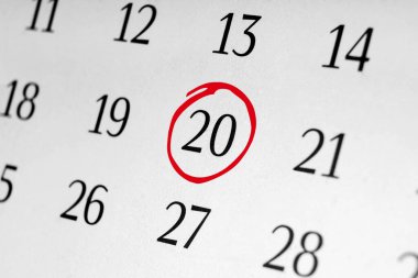 20 numaralı tarihi işaretle, kırmızı işaretli sayıya odaklan.