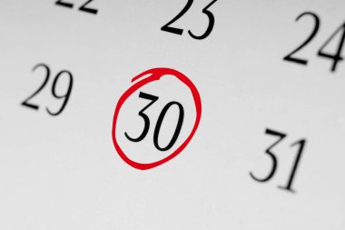 30 numaralı tarihi işaretle, kırmızı işaretli sayıya odaklan.