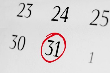 31 numaralı tarihi işaretle, kırmızı işaretli sayıya odaklan.