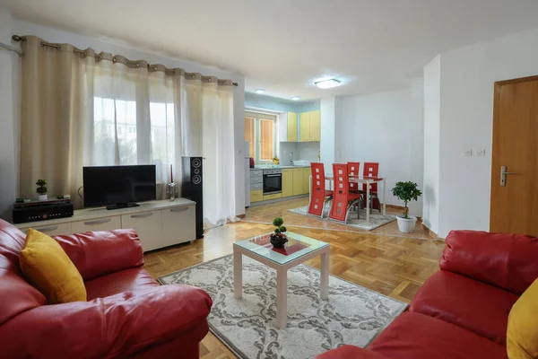 Spacious Living Room Kitchen Area Living Room Has Exit Backyard — Stock Photo, Image