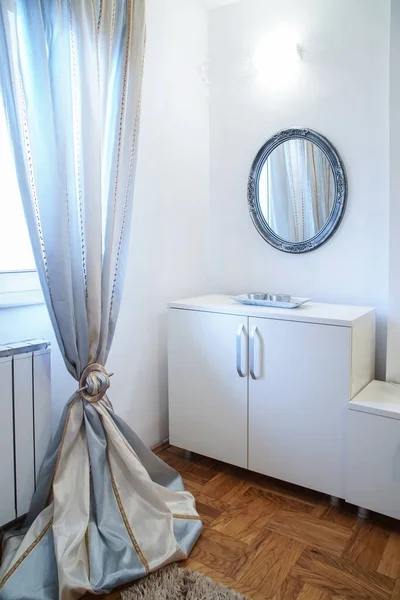Espejo Almohada Blanca Sobre Cama Blanca Dormitorio Luminoso Con Cortinas — Foto de Stock
