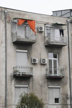 Eski bir eski çalı çırpı cephesi bir konut binasını yıkıyor.