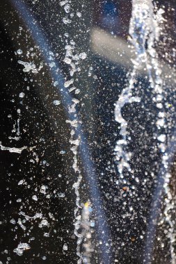 Fıskiyenin su damlasının dokusu, fıskiyeye bir damla su.