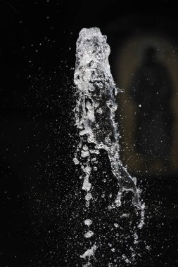 Fıskiyenin su damlasının dokusu, fıskiyeye bir damla su.