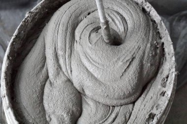 Elektrikli matkapla alçı çözeltisinin karışımı. Ev yenilenmesi           