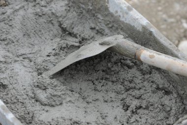 El arabası beton ve kürekle dolu.