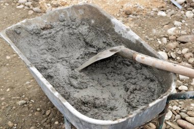 El arabası beton ve kürekle dolu.